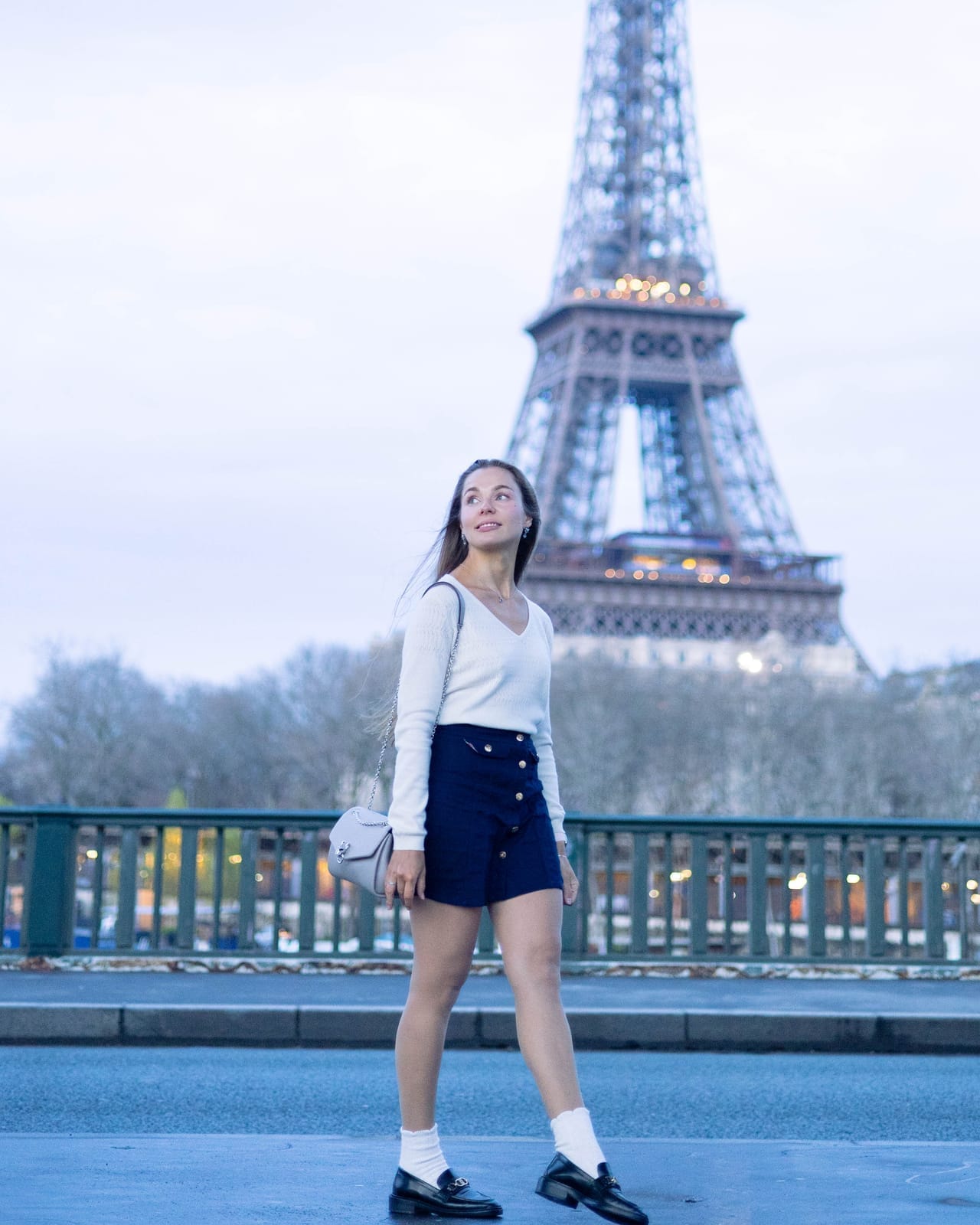 Anne devant la tour Eiffel